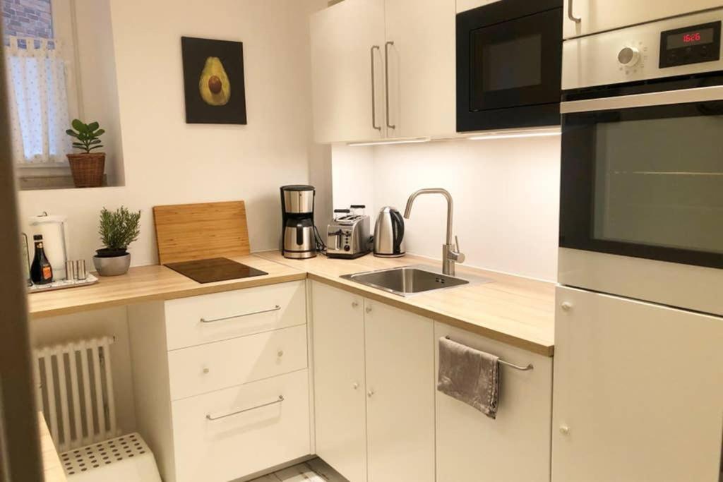 Gemuetliche Sanierte 1 Zimmer Wohnung Mit Privatem Parkplatz Im Zentrum 킬 외부 사진