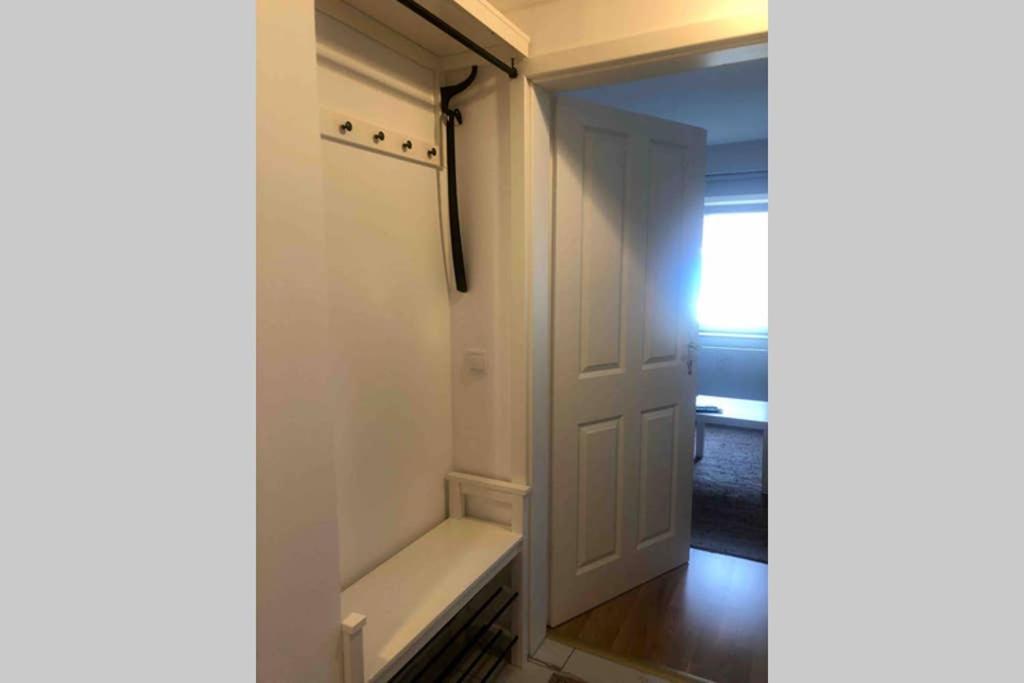 Gemuetliche Sanierte 1 Zimmer Wohnung Mit Privatem Parkplatz Im Zentrum 킬 외부 사진