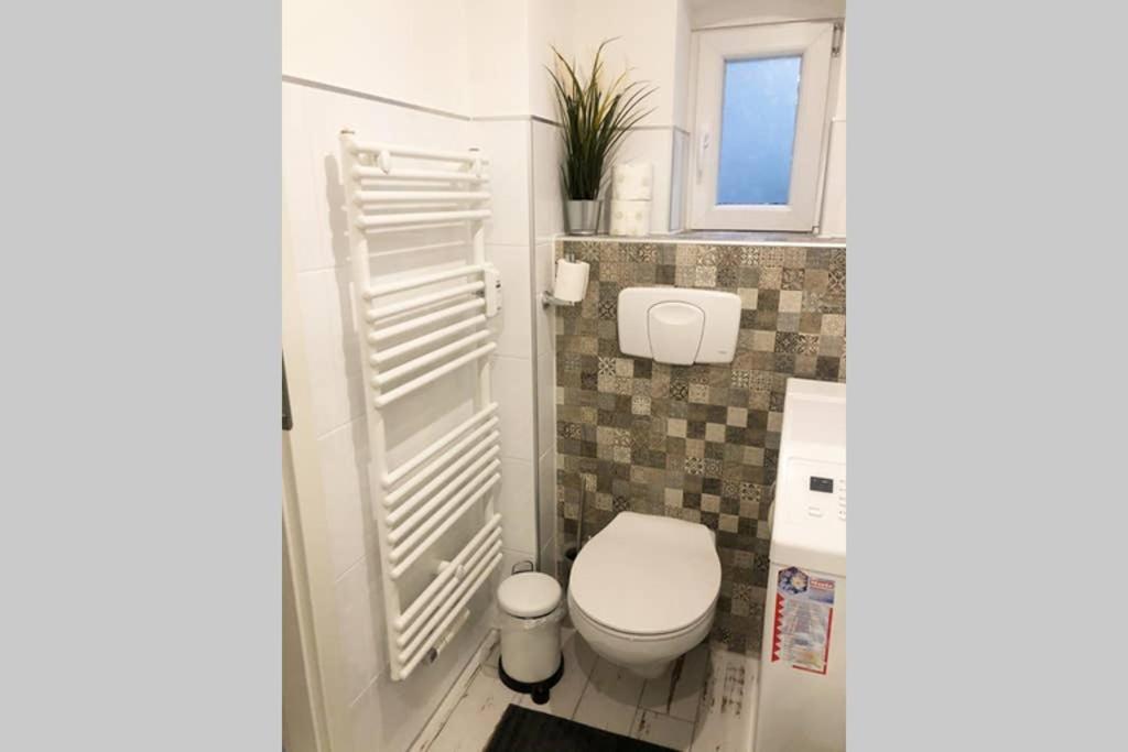 Gemuetliche Sanierte 1 Zimmer Wohnung Mit Privatem Parkplatz Im Zentrum 킬 외부 사진