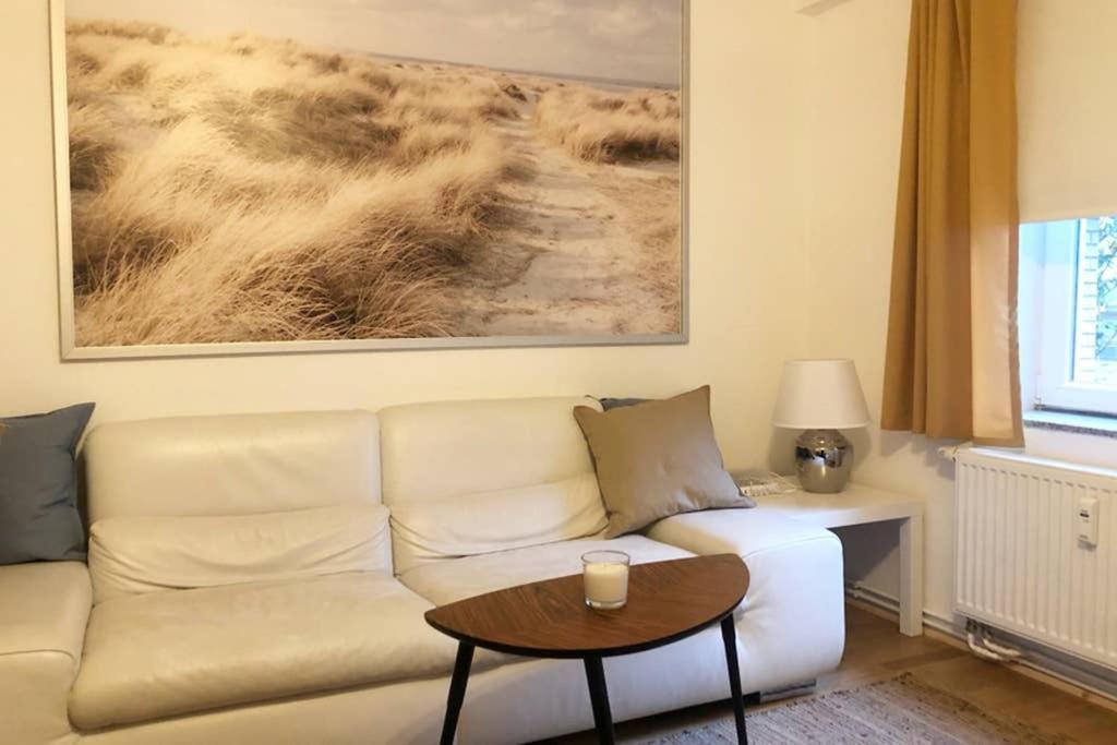Gemuetliche Sanierte 1 Zimmer Wohnung Mit Privatem Parkplatz Im Zentrum 킬 외부 사진