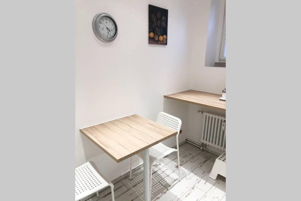 Gemuetliche Sanierte 1 Zimmer Wohnung Mit Privatem Parkplatz Im Zentrum 킬 외부 사진
