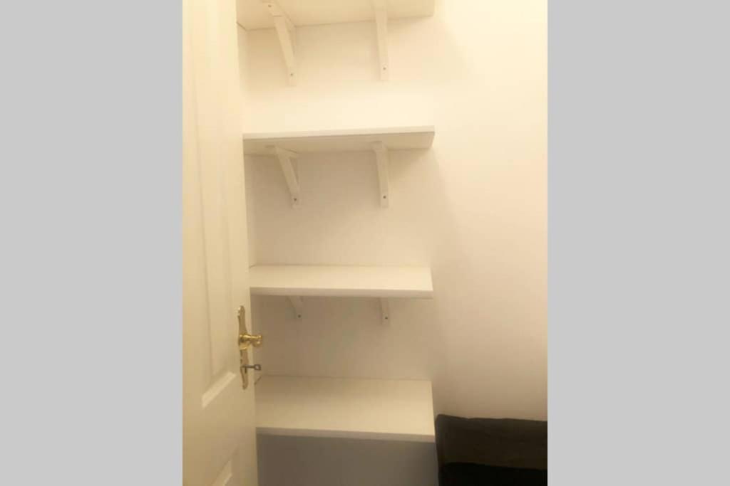 Gemuetliche Sanierte 1 Zimmer Wohnung Mit Privatem Parkplatz Im Zentrum 킬 외부 사진