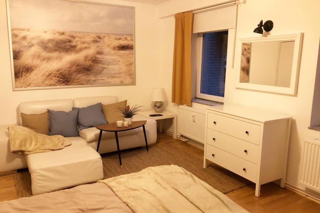Gemuetliche Sanierte 1 Zimmer Wohnung Mit Privatem Parkplatz Im Zentrum 킬 외부 사진